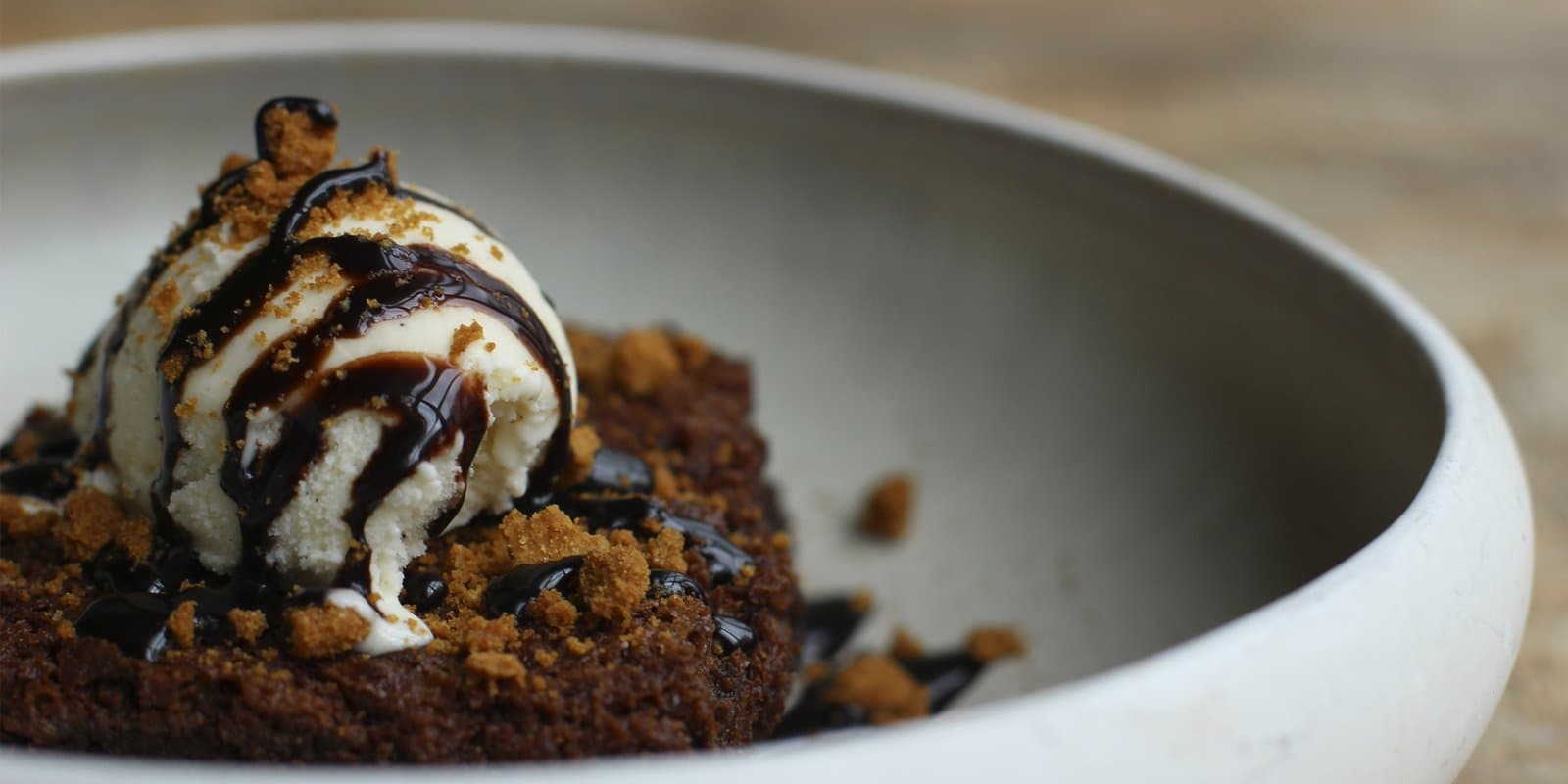 Postre con helado y chocolate