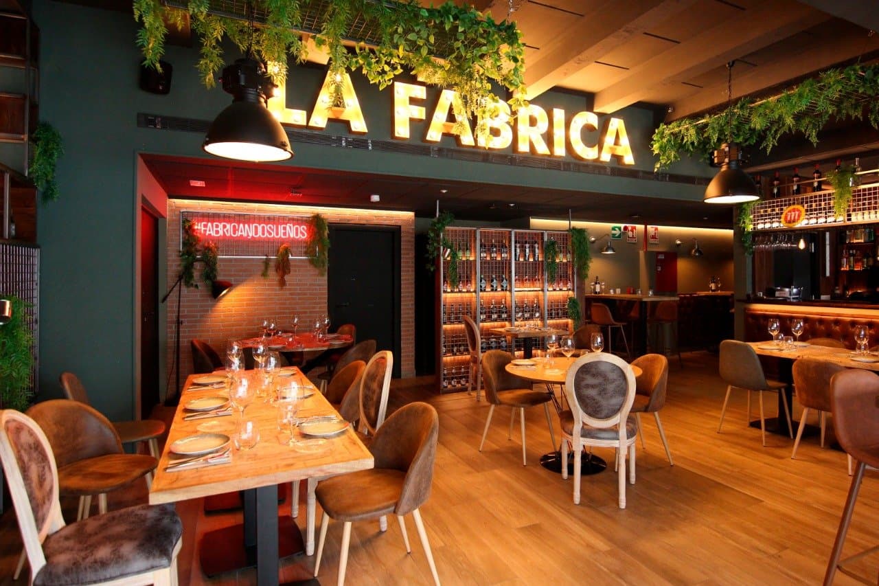Sala de La Fábrica con el letrero luminoso